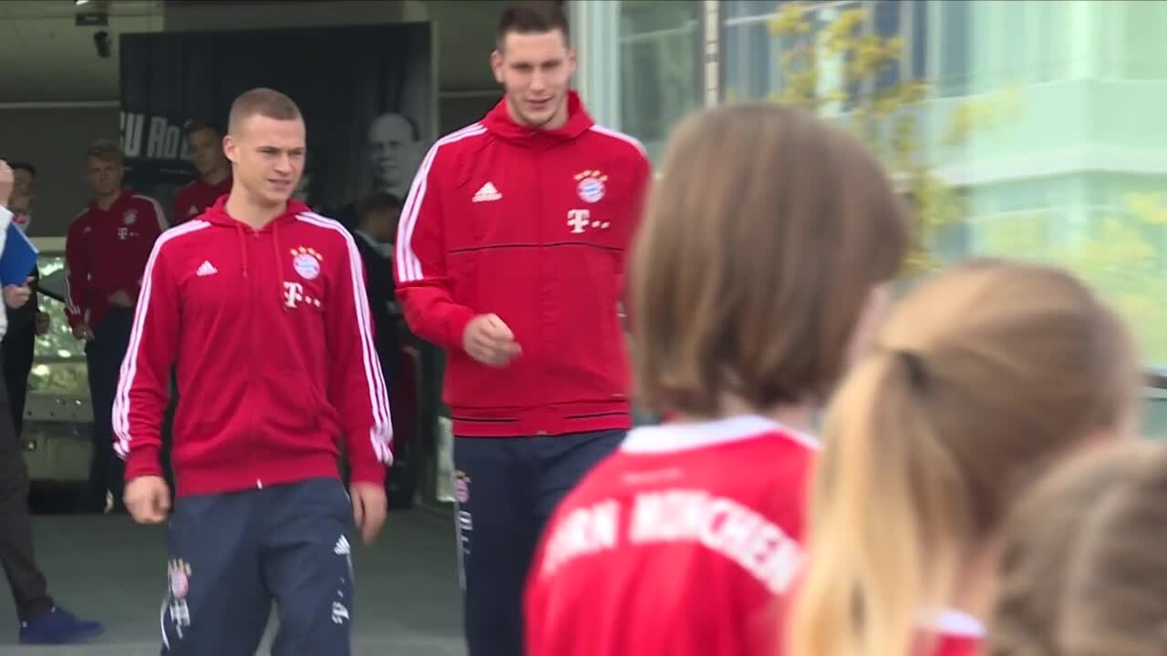 Robert Lewandowski i inni piłkarze Bayernu Monachium odebrali nowe modele Audi