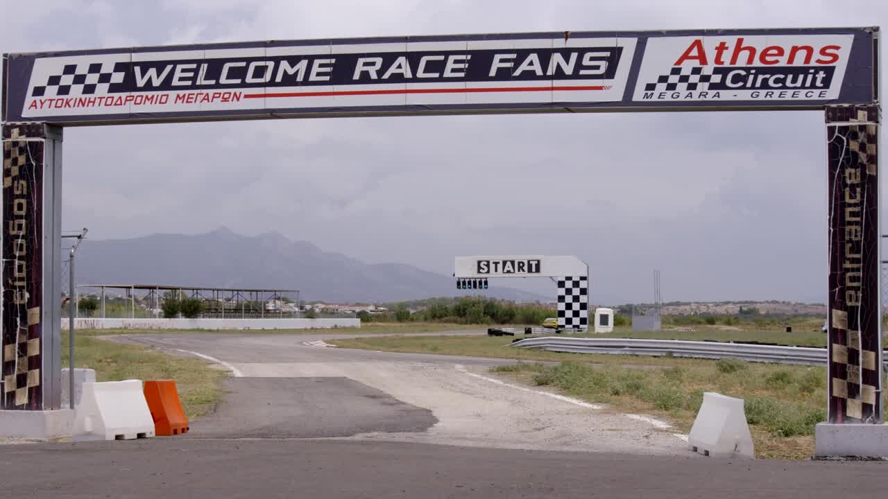 Footage: Audi RS 3 Limousine Python yellow on the race track