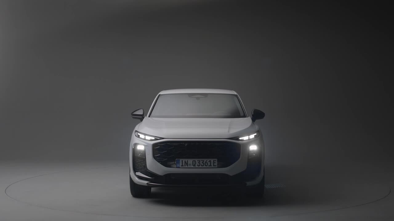 Audi Q3 Sportback - Footage (Studio) 