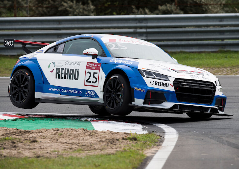 Philip Ellis i Mikel Azcona podzielili się zwycięstwami w pucharze Audi Sport TT Cup w Zandvoort