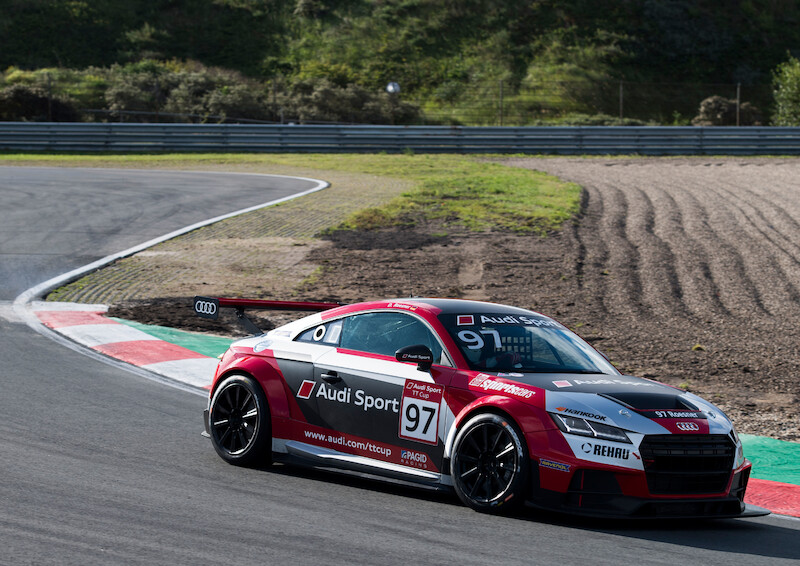 Philip Ellis i Mikel Azcona podzielili się zwycięstwami w pucharze Audi Sport TT Cup w Zandvoort