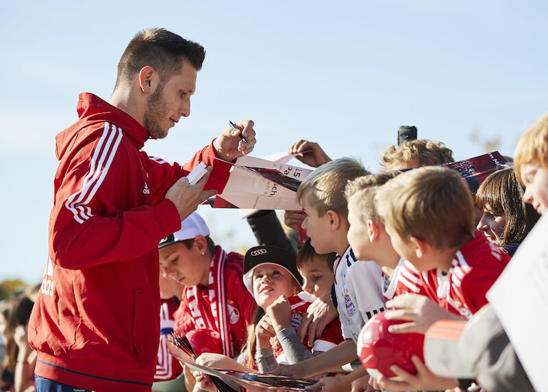 Robert Lewandowski i inni piłkarze Bayernu Monachium odebrali nowe modele Audi