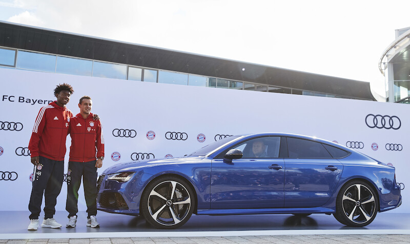 Robert Lewandowski i inni piłkarze Bayernu Monachium odebrali nowe modele Audi