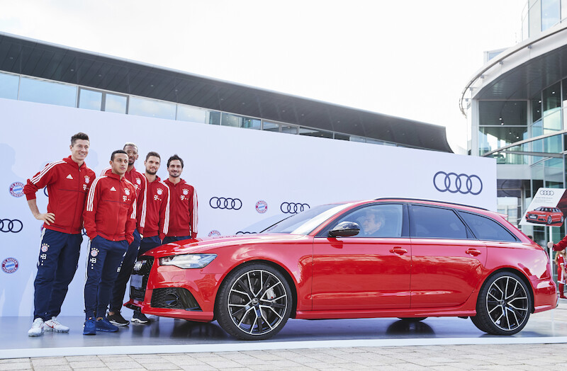 Robert Lewandowski i inni piłkarze Bayernu Monachium odebrali nowe modele Audi