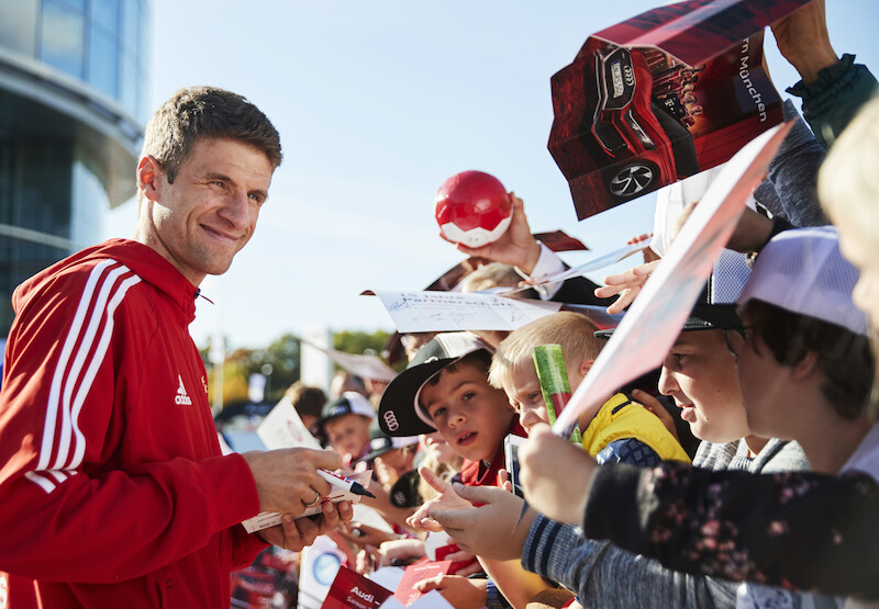 Robert Lewandowski i inni piłkarze Bayernu Monachium odebrali nowe modele Audi