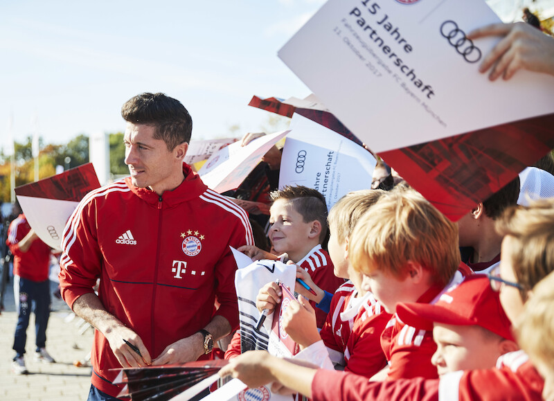 Robert Lewandowski i inni piłkarze Bayernu Monachium odebrali nowe modele Audi