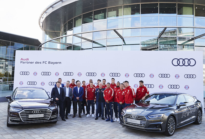 Robert Lewandowski i inni piłkarze Bayernu Monachium odebrali nowe modele Audi