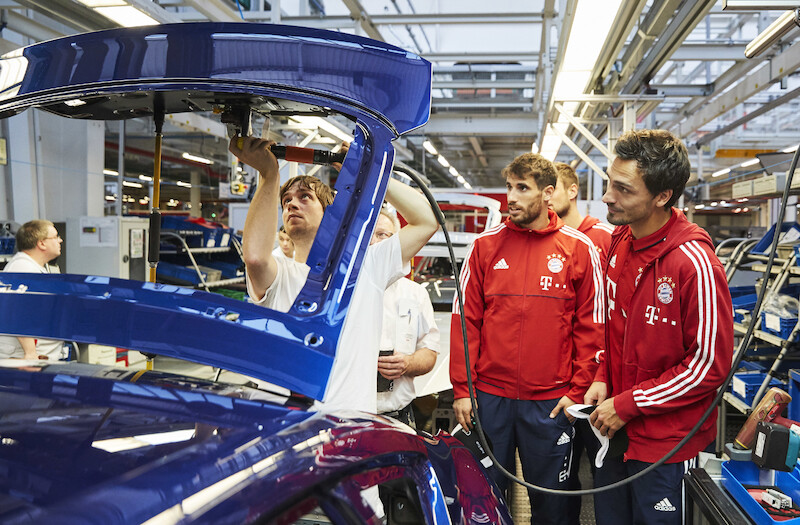 Robert Lewandowski i inni piłkarze Bayernu Monachium odebrali nowe modele Audi