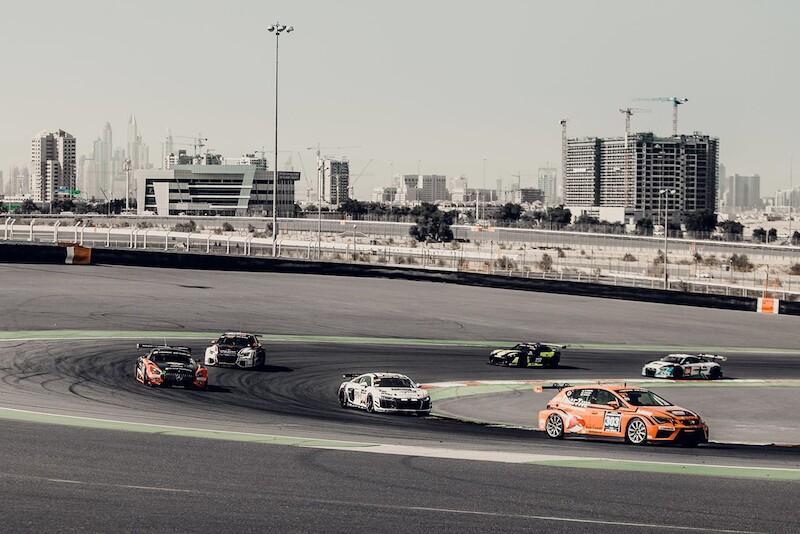 Audi R8 LMS z Gosią Rdest za kierownicą zwycięża 24-godzinny wyścig w Dubaju w klasie GT4