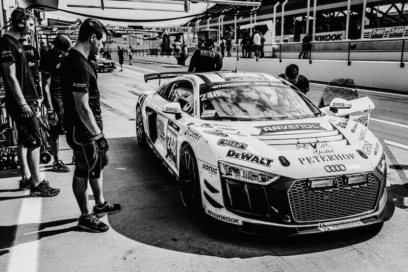 Audi R8 LMS z Gosią Rdest za kierownicą zwycięża 24-godzinny wyścig w Dubaju w klasie GT4