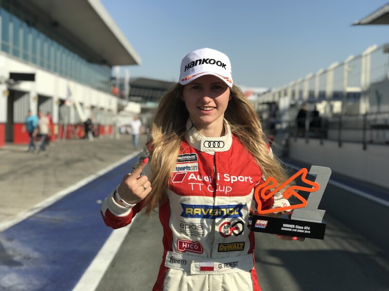 Audi R8 LMS z Gosią Rdest za kierownicą zwycięża 24-godzinny wyścig w Dubaju w klasie GT4