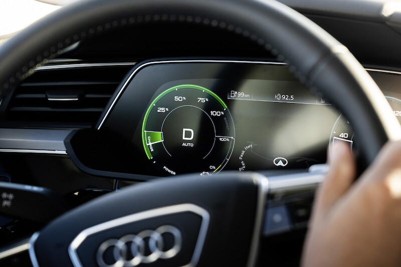 Przejęcie kontroli: Prototyp Audi e-tron - test rekuperacji