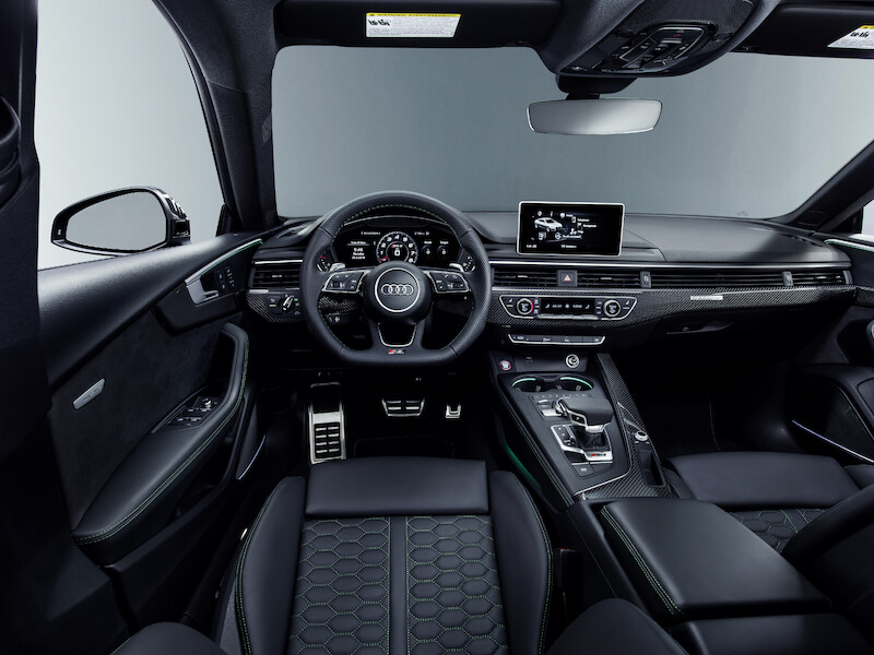 Nadzwyczajne właściwości jezdne i emocjonująca stylistyka: w polskich salonach czterech pierścieni można już zamawiać Audi RS 5 Sportback