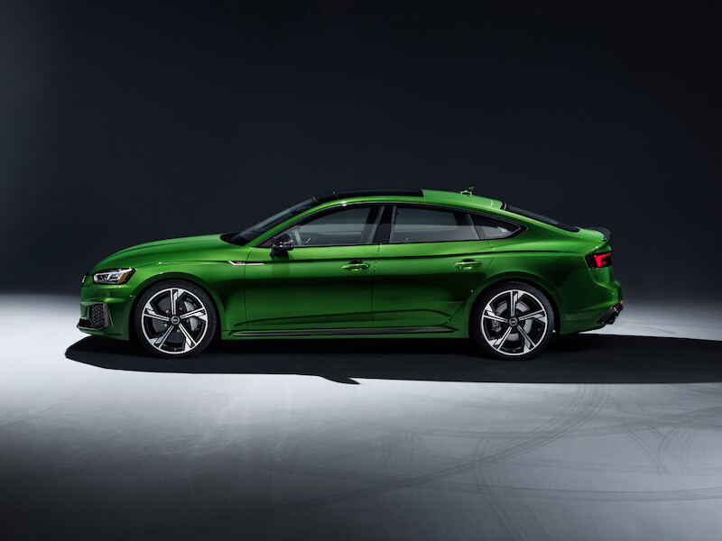 Nadzwyczajne właściwości jezdne i emocjonująca stylistyka: w polskich salonach czterech pierścieni można już zamawiać Audi RS 5 Sportback