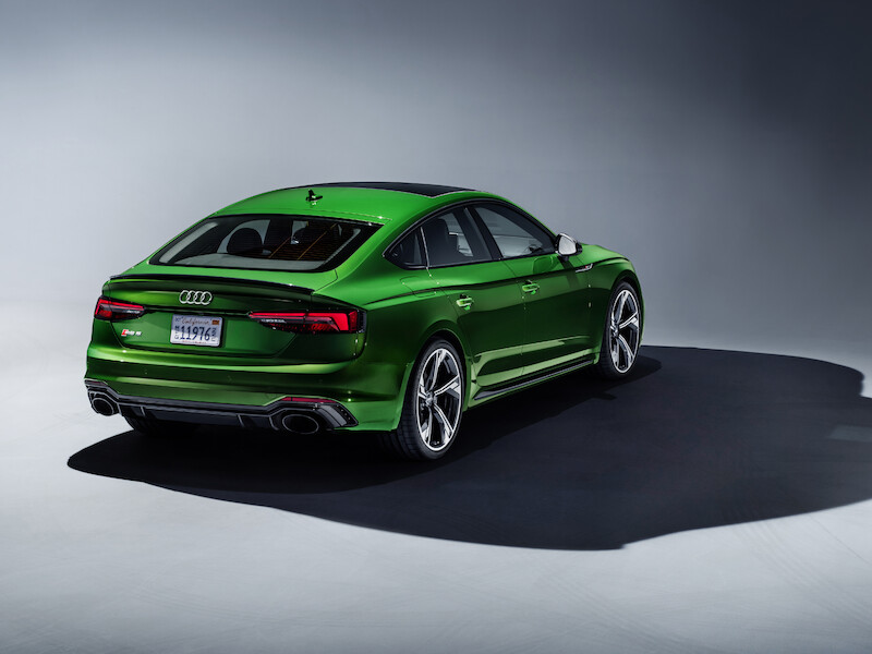 Nadzwyczajne właściwości jezdne i emocjonująca stylistyka: w polskich salonach czterech pierścieni można już zamawiać Audi RS 5 Sportback