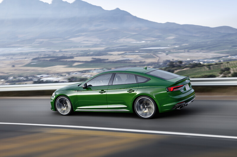 Nadzwyczajne właściwości jezdne i emocjonująca stylistyka: w polskich salonach czterech pierścieni można już zamawiać Audi RS 5 Sportback