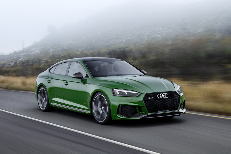 Nadzwyczajne właściwości jezdne i emocjonująca stylistyka: w polskich salonach czterech pierścieni można już zamawiać Audi RS 5 Sportback