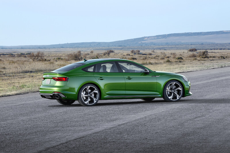 Nadzwyczajne właściwości jezdne i emocjonująca stylistyka: w polskich salonach czterech pierścieni można już zamawiać Audi RS 5 Sportback