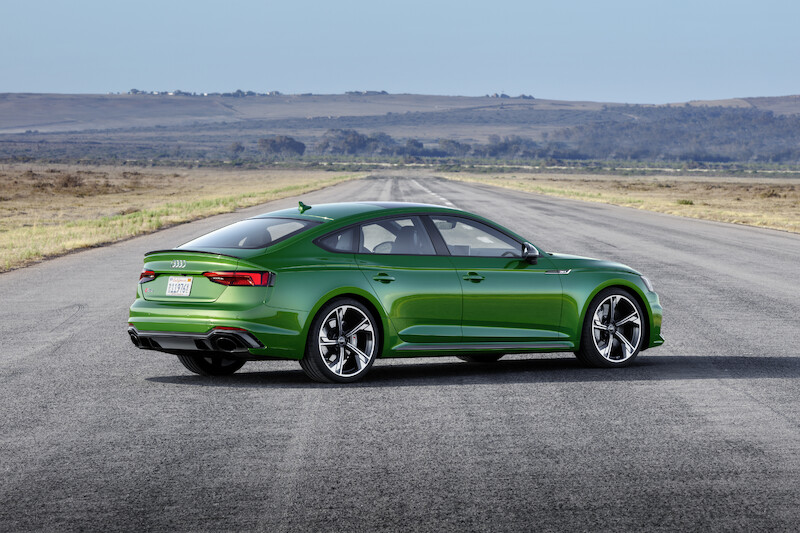 Nadzwyczajne właściwości jezdne i emocjonująca stylistyka: w polskich salonach czterech pierścieni można już zamawiać Audi RS 5 Sportback