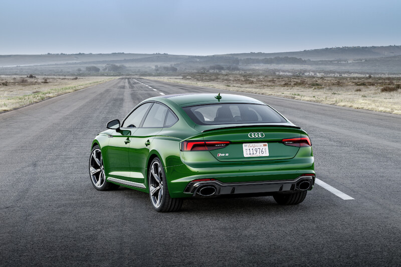 Nadzwyczajne właściwości jezdne i emocjonująca stylistyka: w polskich salonach czterech pierścieni można już zamawiać Audi RS 5 Sportback