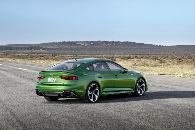Nadzwyczajne właściwości jezdne i emocjonująca stylistyka: w polskich salonach czterech pierścieni można już zamawiać Audi RS 5 Sportback