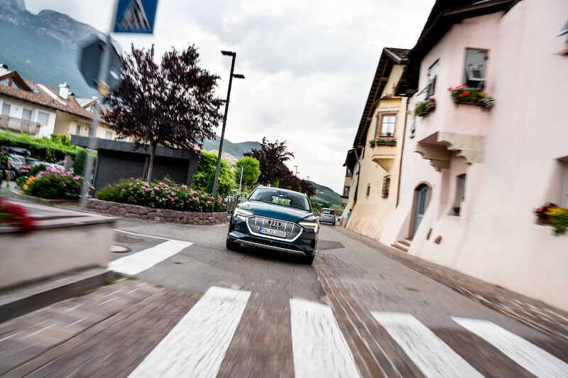 Dziesięć państw w 24 godziny: Audi e-tron w drodze