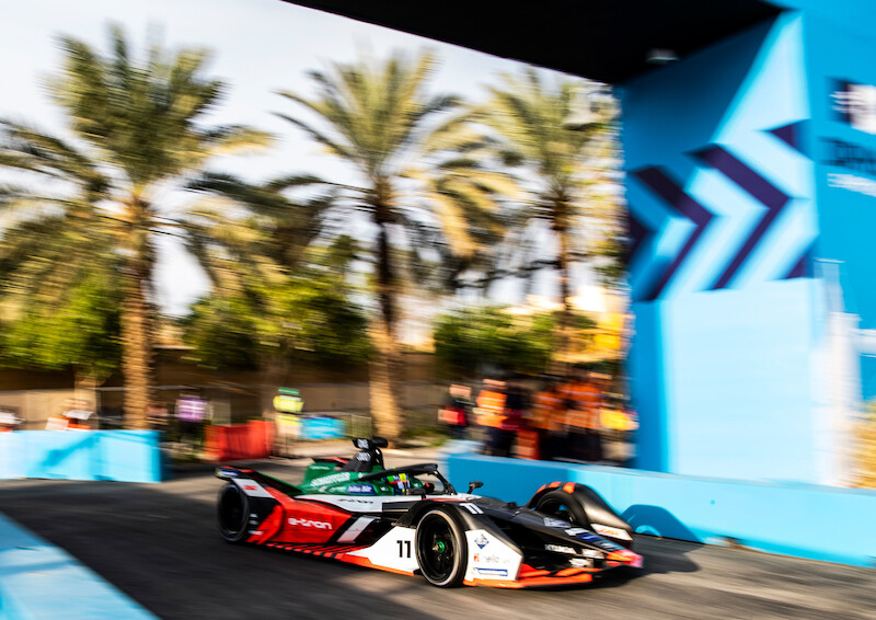 Lucas di Grassi świętuje miejsce na podium w wyścigu Formuły E w Rijadzie