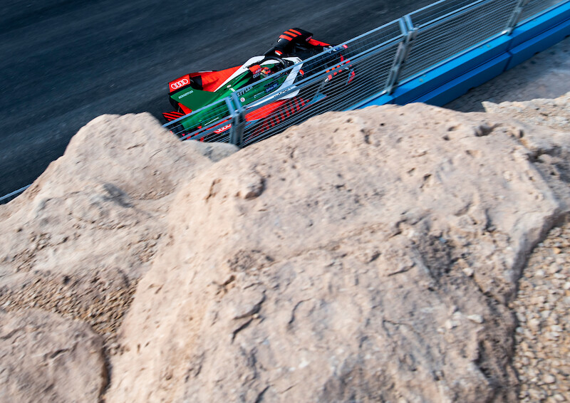 Lucas di Grassi świętuje miejsce na podium w wyścigu Formuły E w Rijadzie