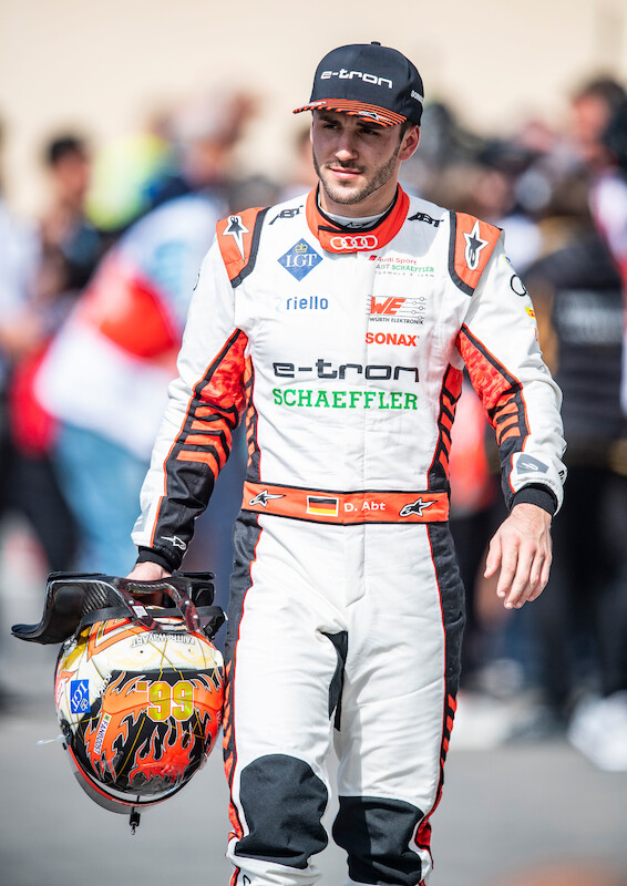Lucas di Grassi świętuje miejsce na podium w wyścigu Formuły E w Rijadzie