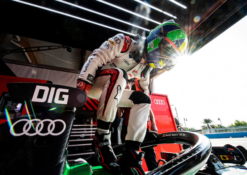 Lucas di Grassi świętuje miejsce na podium w wyścigu Formuły E w Rijadzie