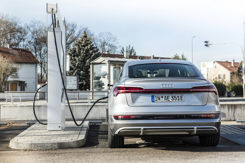 Audi zainwestuje niemal 100 milionów euro w infrastrukturę ładowania samochodów elektrycznych na terenie własnych fabryk