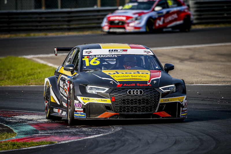 Dwanaście samochodów wyścigowych Audi Sport podczas najważniejszego wydarzenia sezonu na Nürburgring