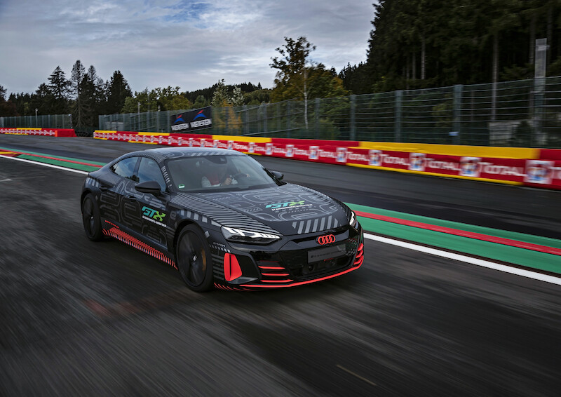 Audi R8 LMS i prototyp Audi RS e-tron GT: dziś spotyka się z jutrem