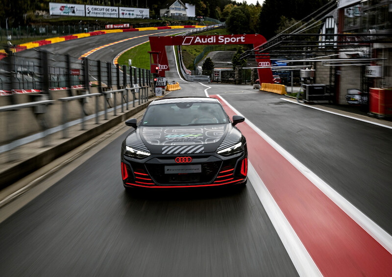 Audi R8 LMS i prototyp Audi RS e-tron GT: dziś spotyka się z jutrem