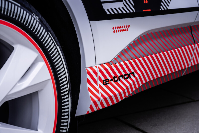 Nowy wymiar mobilności elektrycznej: Audi Q4 e-tron wyznacza standardy w zakresie wnętrza i systemów obsługi