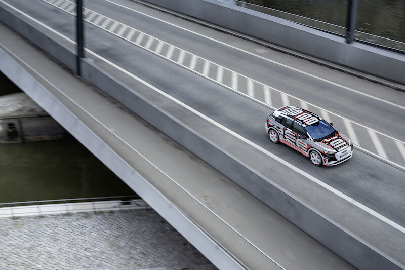 Nowy wymiar mobilności elektrycznej: Audi Q4 e-tron wyznacza standardy w zakresie wnętrza i systemów obsługi