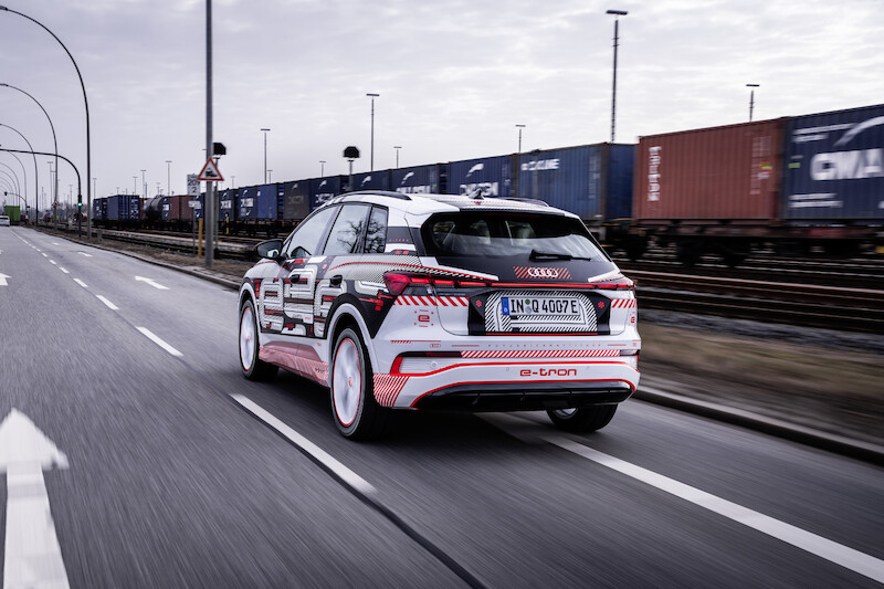 Nowy wymiar mobilności elektrycznej: Audi Q4 e-tron wyznacza standardy w zakresie wnętrza i systemów obsługi