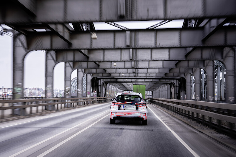 Nowy wymiar mobilności elektrycznej: Audi Q4 e-tron wyznacza standardy w zakresie wnętrza i systemów obsługi