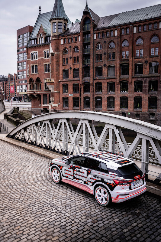Nowy wymiar mobilności elektrycznej: Audi Q4 e-tron wyznacza standardy w zakresie wnętrza i systemów obsługi