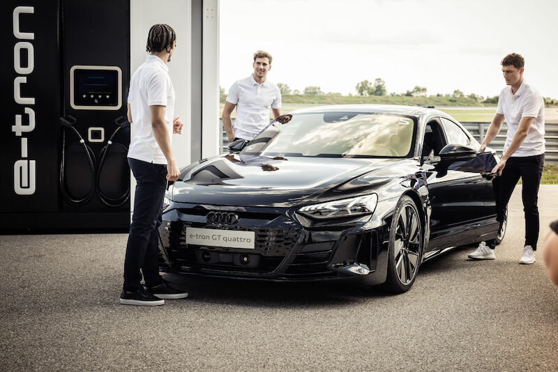 Elektryfikacja 2.0: piłkarze Bayernu Monachium otrzymują nowe Audi e-tron GT