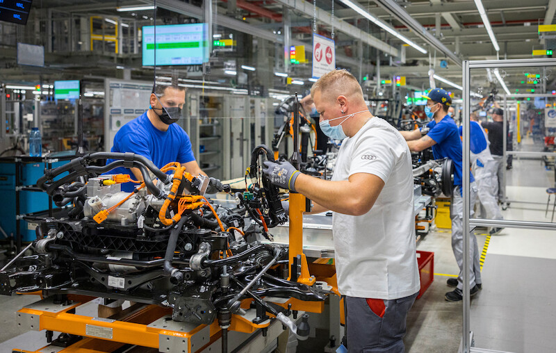 Historia sukcesu Audi Q4 e-tron: elektromobilność i synergia w ramach Grupy Volkswagen