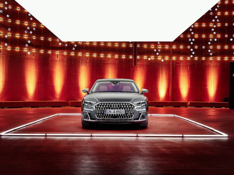 Wyostrzony design i innowacyjne rozwiązania techniczne we flagowym modelu: odmłodzone Audi A8