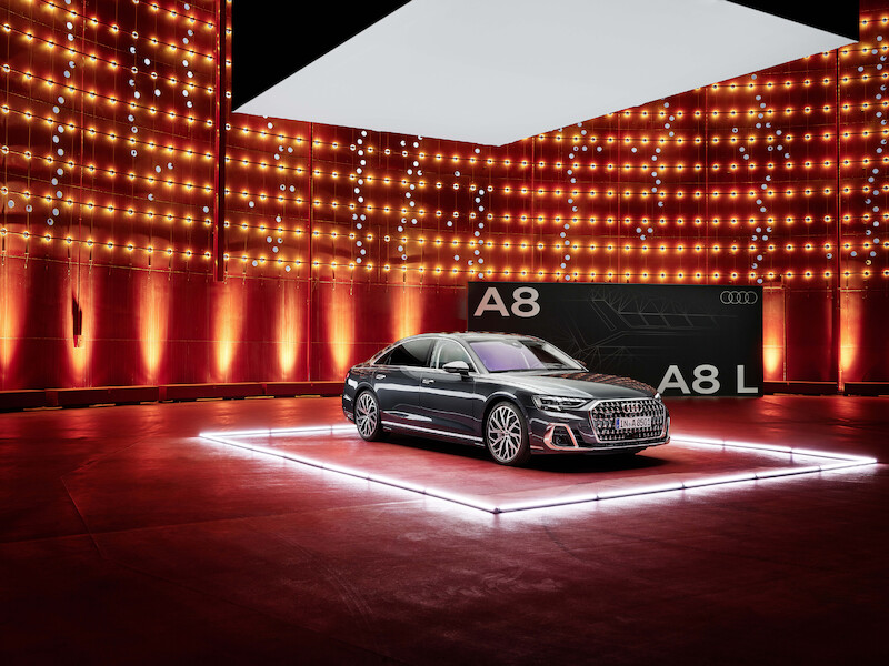 Wyostrzony design i innowacyjne rozwiązania techniczne we flagowym modelu: odmłodzone Audi A8
