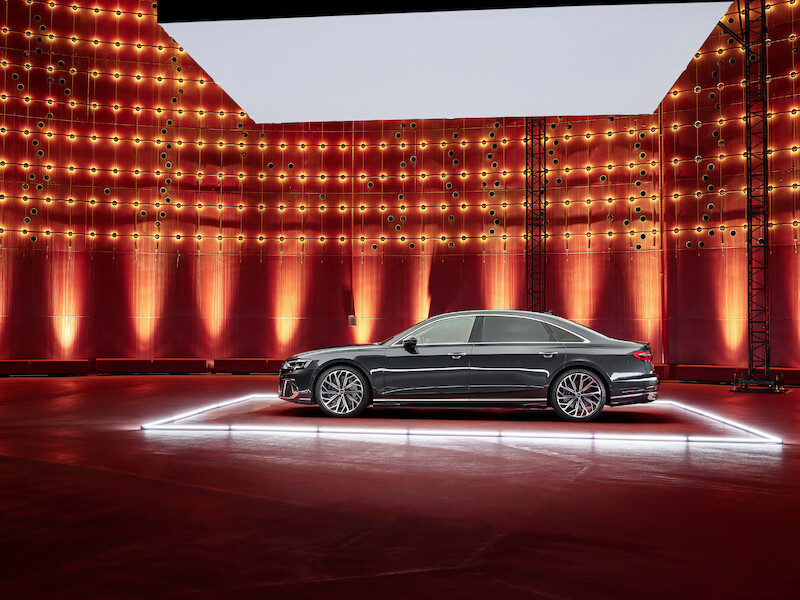Wyostrzony design i innowacyjne rozwiązania techniczne we flagowym modelu: odmłodzone Audi A8