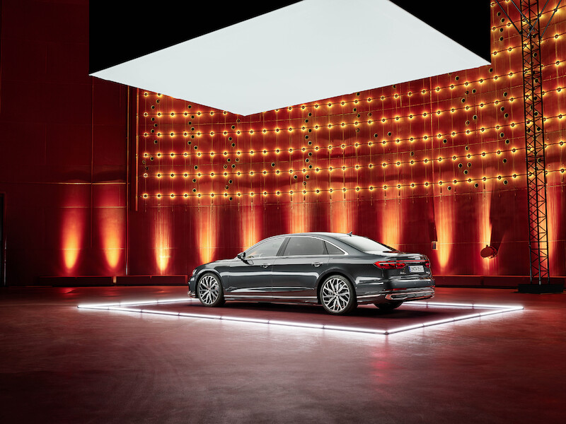 Wyostrzony design i innowacyjne rozwiązania techniczne we flagowym modelu: odmłodzone Audi A8