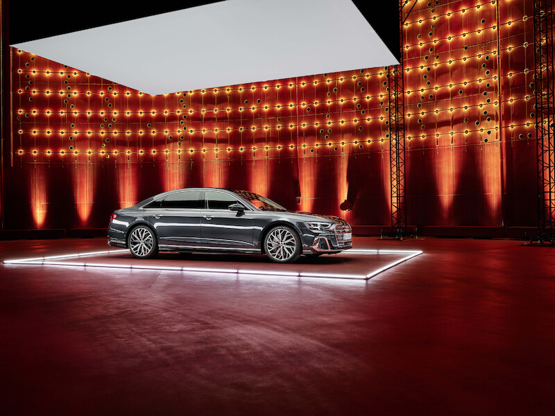 Wyostrzony design i innowacyjne rozwiązania techniczne we flagowym modelu: odmłodzone Audi A8