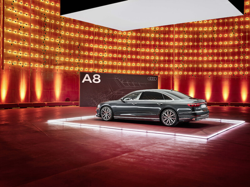 Wyostrzony design i innowacyjne rozwiązania techniczne we flagowym modelu: odmłodzone Audi A8