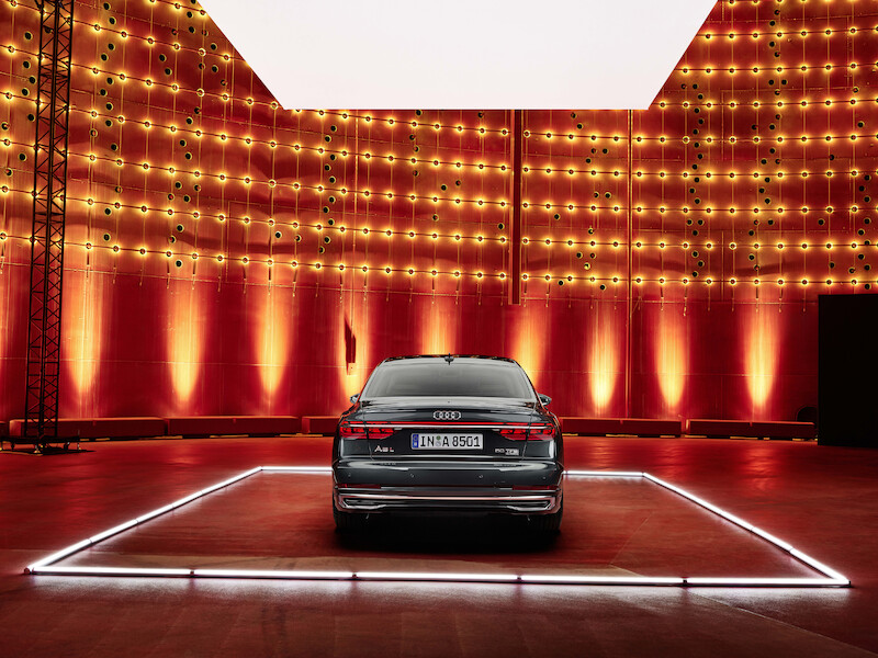 Wyostrzony design i innowacyjne rozwiązania techniczne we flagowym modelu: odmłodzone Audi A8