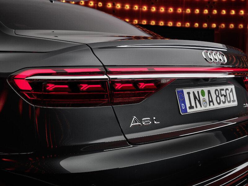 Wyostrzony design i innowacyjne rozwiązania techniczne we flagowym modelu: odmłodzone Audi A8