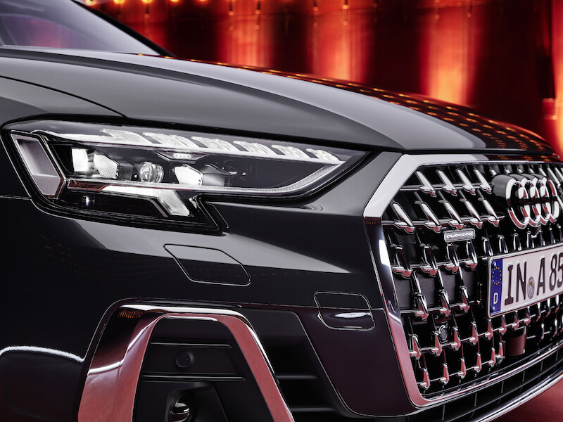 Wyostrzony design i innowacyjne rozwiązania techniczne we flagowym modelu: odmłodzone Audi A8